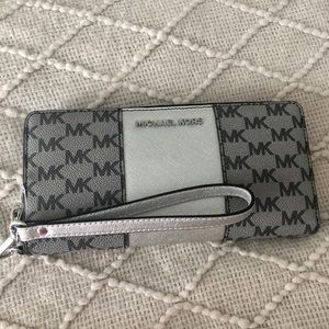 Michael Kors Wristlet 🤍